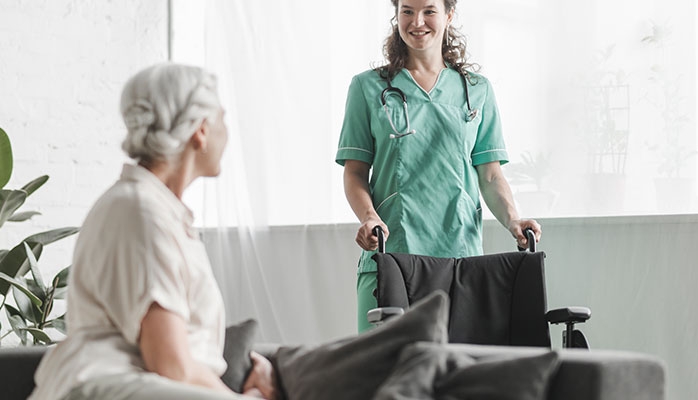 Infirmiers et aides-soignants parmi les métiers en tension qui ouvrent droit à un titre de séjour